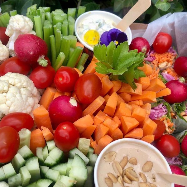 Panier de crudités et rouleaux d'été