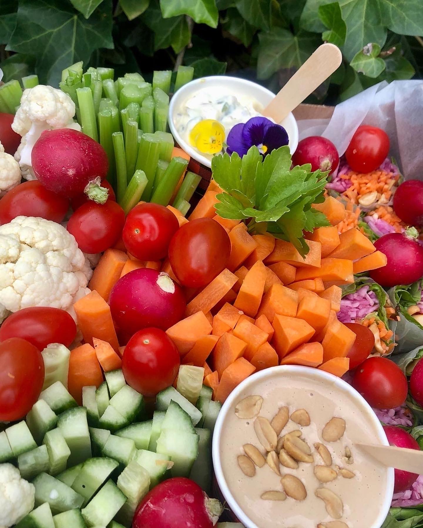 Panier de crudités et rouleaux d'été