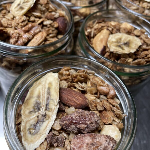 Granola "maison"  (oléagineux ,miel, amandes ,fruits déshydraté ,huile de coco et cannelle)